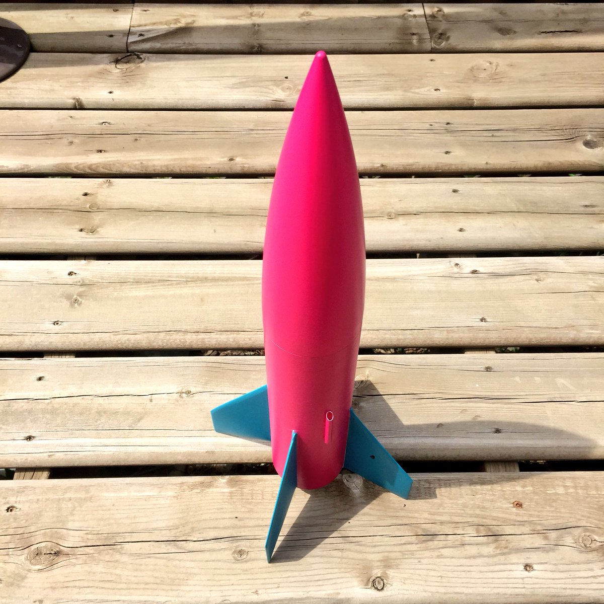 RaZor_Tech_'s tweet photo. Guardian is out of the paint shop and (somewhat) ready to launch. Great colour scheme, chosen by the boss himself. #RaZorTechnology #ModelRockets #Rockets #FlyBoys https://t.co/BG317ZifVN