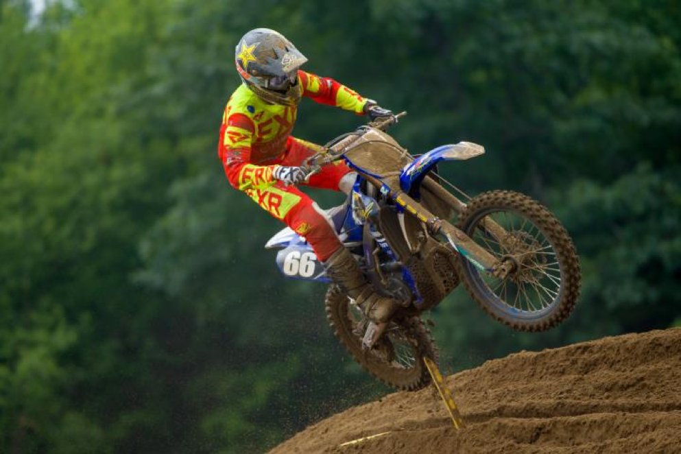 YamahaMotorCa's tweet photo. 1/3 #MondayMX A hot and humid weekend at Gopher Dunes, but that did not phase @jpettis39 who placed first in both motos, regaining the red plate. A career best for Halstead who finished 5th overall, and Cannella battling it out for 7th OA. #bLUcRU #YamahaRevsYourHeart https://t.co/ZawXUN606p