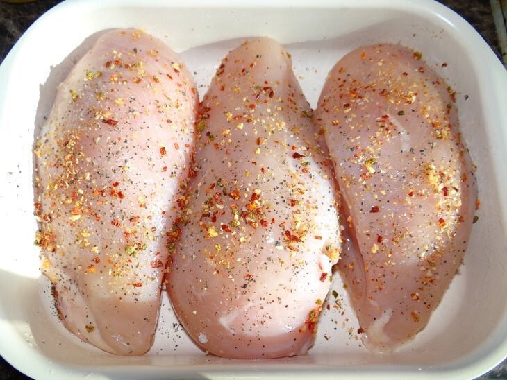 Куриная грудка за 271 мем. Куриная грудка вареная в пакете. Варка куриной грудки. Вареная куриная грудка. Буженина из куриной грудки.