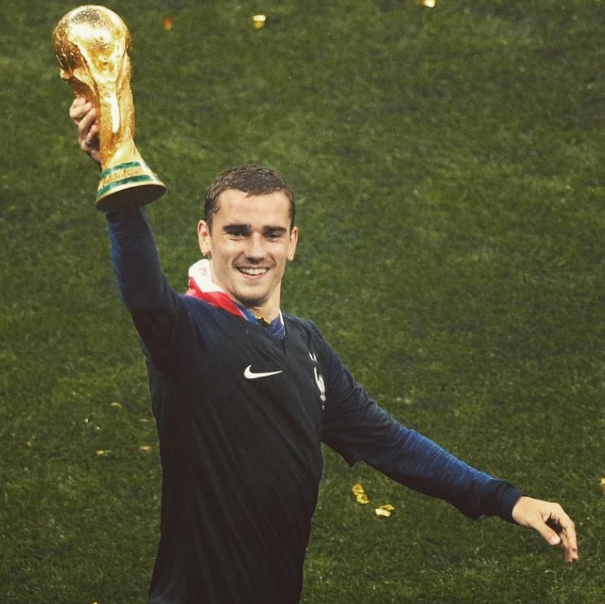 InvictosSomos's tweet photo. Antoine Griezmann en Rusia 2018:

✓ Campeón.
✓ Balón de Bronce.
✓ Bota de Plata.
✓ 4 goles.
✓ 2 asistencias.
✓ 7 partidos.
✓ Marcó o asistió en TODAS las fases que disputó.
✓ Intervino en 3 de los 4 goles de Francia en la final.
✓ MVP de la final.

SE INMORTALIZÓ. https://t.co/9ZJxYuueju
