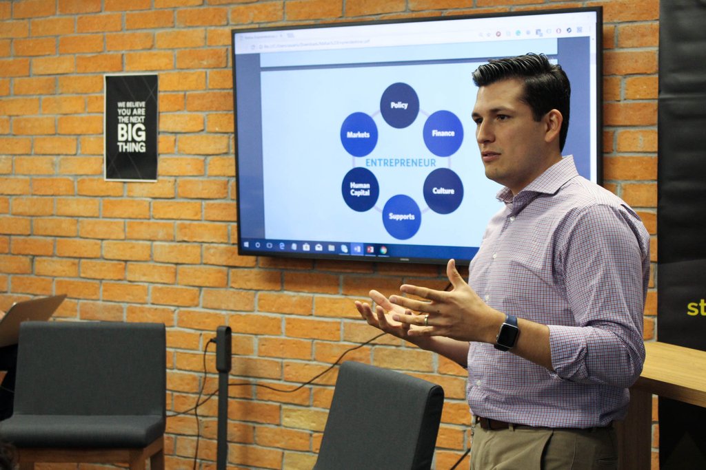 startupstudiomx's tweet image. Muchísimas gracias Eduardo de la Garza por recibirnos en Cemex Digital Hub y por la hospitalidad que junto con tu equipo nos brindaron en la semana de Onboarding para la nueva generación de Startup Studio.