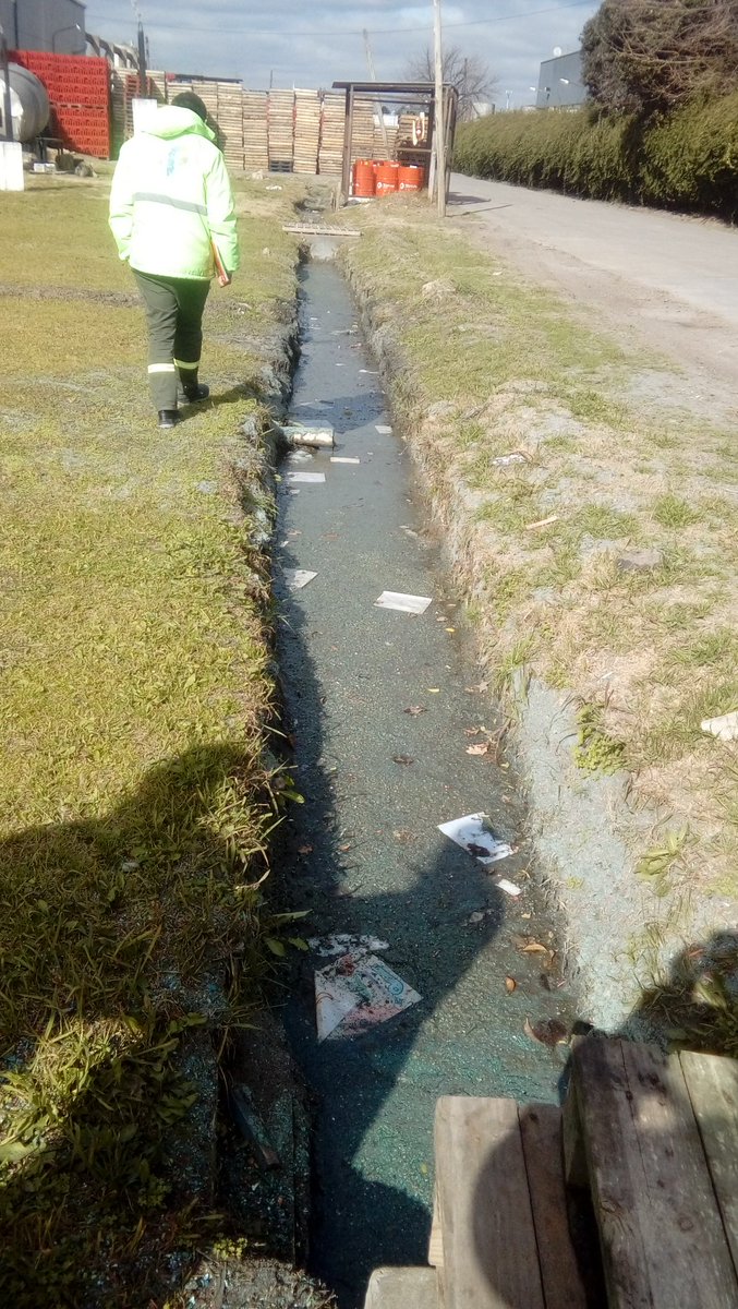AgResiduos's tweet photo. Se detectaron residuos diseminados y efluentes líquidos sin tratamiento, en el conducto pluvial. #porunpilarmaslimpio @NicoDucote https://t.co/blWc8CwkUg
