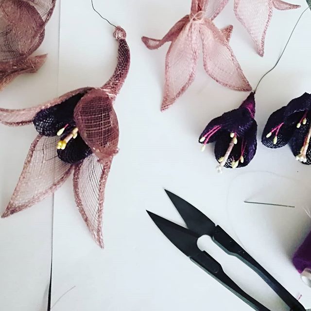 LesIncroyables's tweet photo. Day 14 of #millinerymaker - Theme #trim

Our trimmings are always handmade. Sometimes the trimming is not just a decoration, but the most important part of a hat.

#hats #modiste #milliner #millinery #hüte #studiolife #studio #atelier #lesincroyables #love
#hataddict #love #hea… https://t.co/r6fDoOrGUy