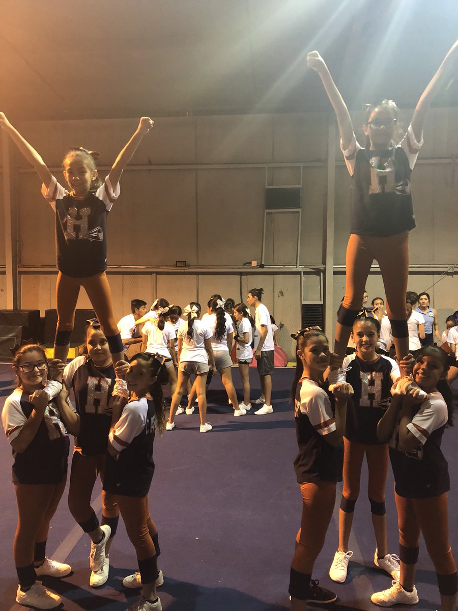 Legarretta_ELMS's tweet photo. @Hernando_MS 6th grade pep representing! #CavCheer @Vlopez_HMS https://t.co/AWRqdwoc9e