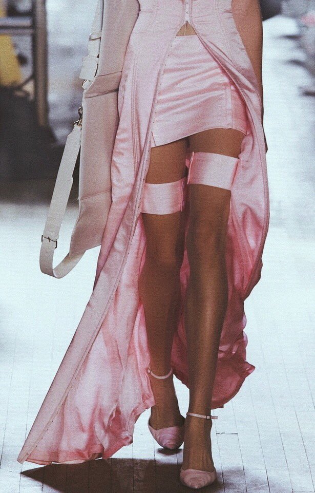 𝐇𝐎𝐍𝐄𝐘 (@90s__babes) on Twitter photo 