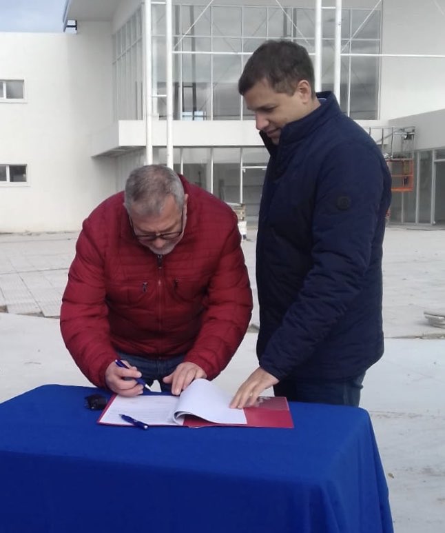 📝 Firmamos un convenio con el intendente del Partido de la Costa, Juan Pablo de Jesús, para la realización de un medicato de vinculación comunitaria que comenzará a partir del mes de agosto. La firma se concretó en las instalaciones del nuevo Hospital de Santa Teresita 🏥🏛