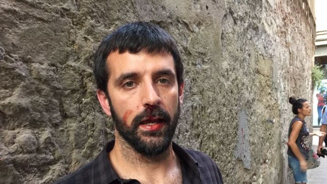 Un fotoperiodista denuncia una agresión en el centro de Barcelona a gritos de "¡Viva Franco!" eldiario.es/catalunya/poli…