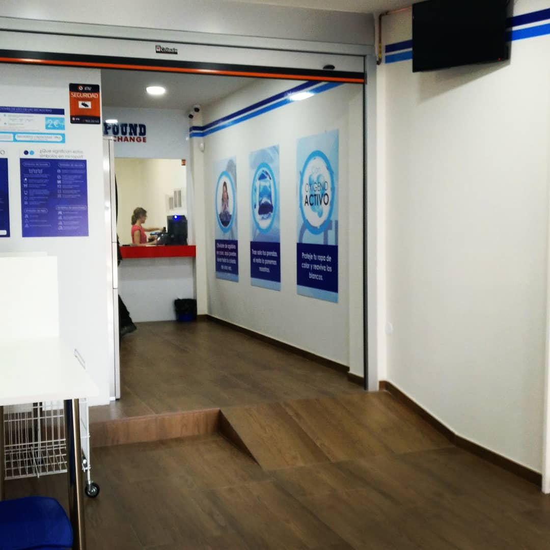 AutomatismosSg's tweet photo. Puerta enrollable aluminio extrusión con maniobras en automático para franquicia lavadoras en #Benidorm. Seguridad activa por banda seguridad y fotocelulas actuando en seguridad al cierre en automático.#puertasenrollables #collbaix #somfy #elcampello #alicante #automatismossg https://t.co/unAcM6ul6F