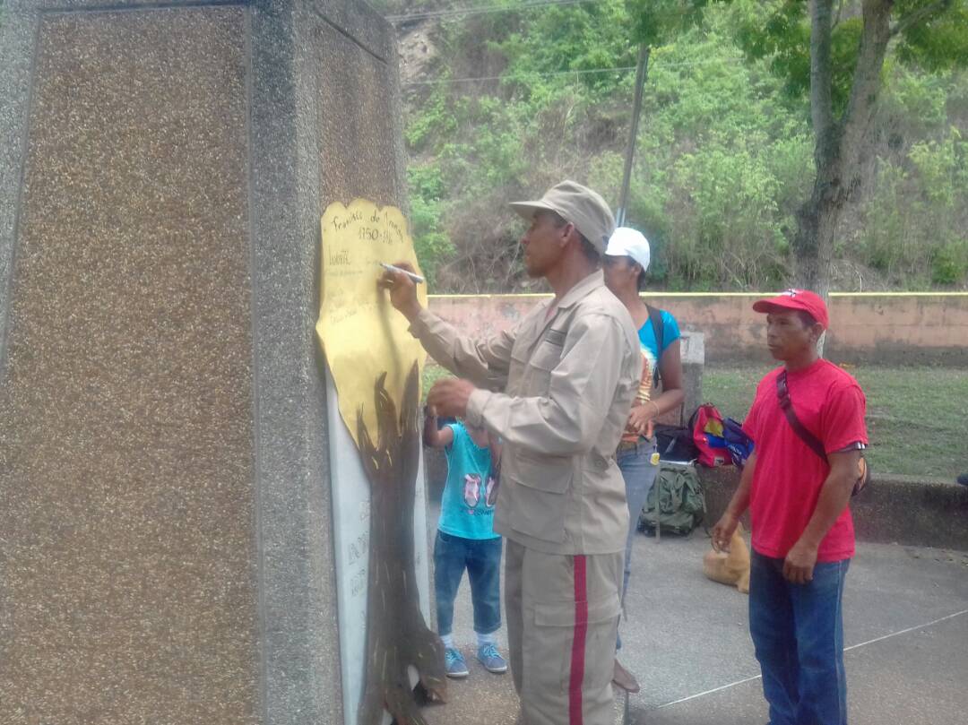MirandaGob's tweet photo. Con actos culturales, monólogo, declamación de poesía y grupo de parada, se realizó acto cívico militar en conmemoración a los 202 años de la siembra de Francisco de Miranda en la plaza Miranda de Araira. #MirandaPrecursor #16Jul https://t.co/GAr7RAZKHU