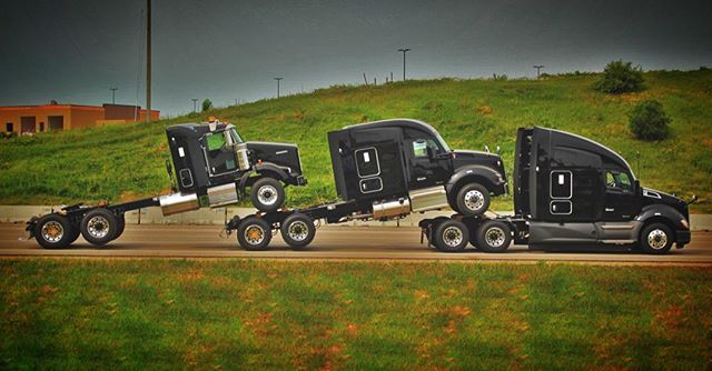 CSM_Companies's tweet photo. Off to their drivers they go!
#finaldestination #offtheygo #ontheroad #kenwortht800 #kenwortht680 #midroof #daycab 📷: @sahling_kenworth https://t.co/ceTZgXnyBN