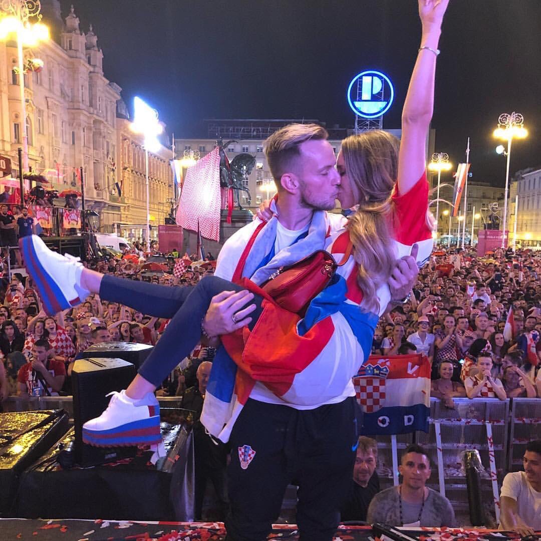 ActualFutbol's tweet photo. ¡FOTÓN😍! No pudo levantar la Copa, pero tiene un premio más valioso que uno material, una buena compañía.

Ivan Rakitic a puro amor con su esposa Raquel Mauri. ¿El fondo? Una multitud de aficionados croatas🇭🇷 que lo idolatran. https://t.co/FWTVzzQ02i