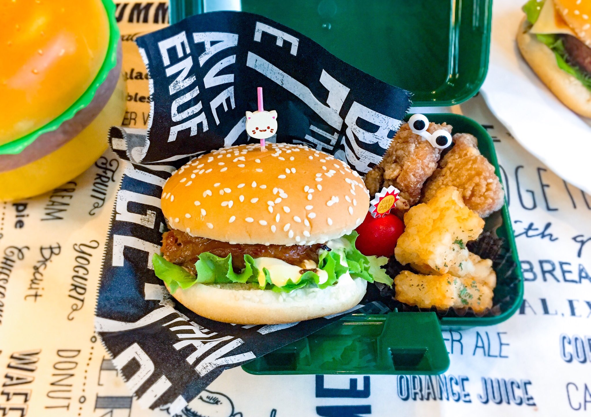 とまと イオンでハンバーガー用のバンズを見つけたので 照り焼きチキンバーガー弁当 暑い 自転車で学校に着く頃には 汗だくだろうね 元気にいってらっしゃい ハンバーガー お弁当記録 もうすぐ夏休み