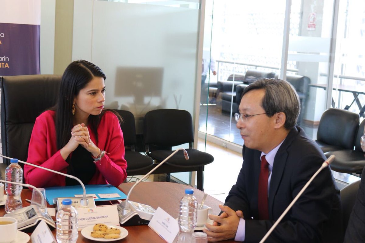 RRIIMovilidadAN's tweet photo. Hoy la Presidenta @esthercuestasan y Vicepresidenta @anitabelenmarin de la Comisión, mantuvieron una reunión con el Embajador de la República Popular de China, #WangYulin, donde trataron temas de trabajo interparlamentario, becas de estudios y exportaciones de productos estrella https://t.co/Hh6NfNJJOT