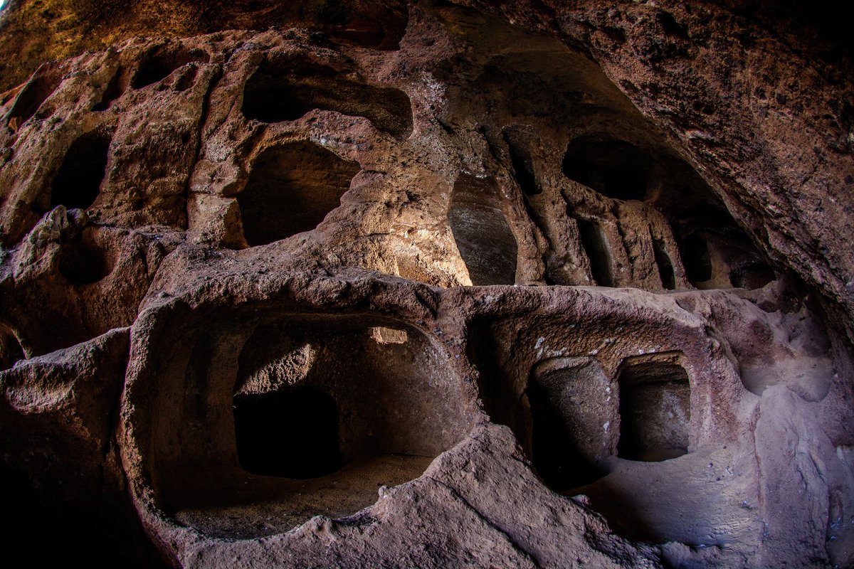 WelcomeGC's tweet photo. El Cenobio de Valerón (Santa María de Guía) es un extraordinario conjunto de más de 350 cuevas, cámaras, oquedades y silos dispuestos en varios niveles que se usaban para almacenar grano en tiempos neolíticos. #GranCanaria https://t.co/PBer6UK9Nu