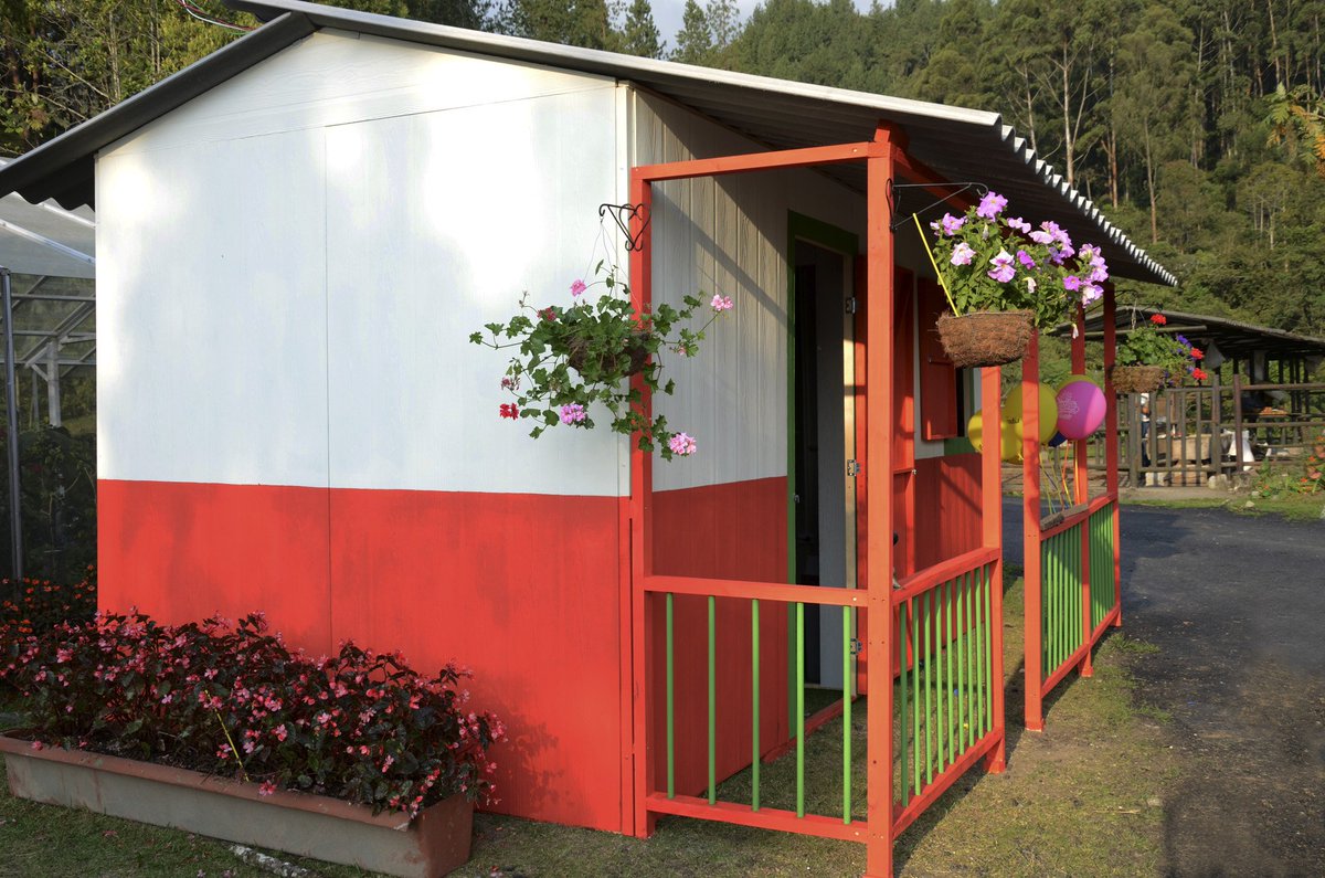 Etexcolombia's tweet photo. ¿Ya compró su casa por internet? en 7 días hábiles estará lista para que la arme en menos de 5 horas y con los productos de la mejor calidad. Ingrese a https://t.co/06gjf8sAHe #Superboard #Moduplak https://t.co/IemDS5HIbf