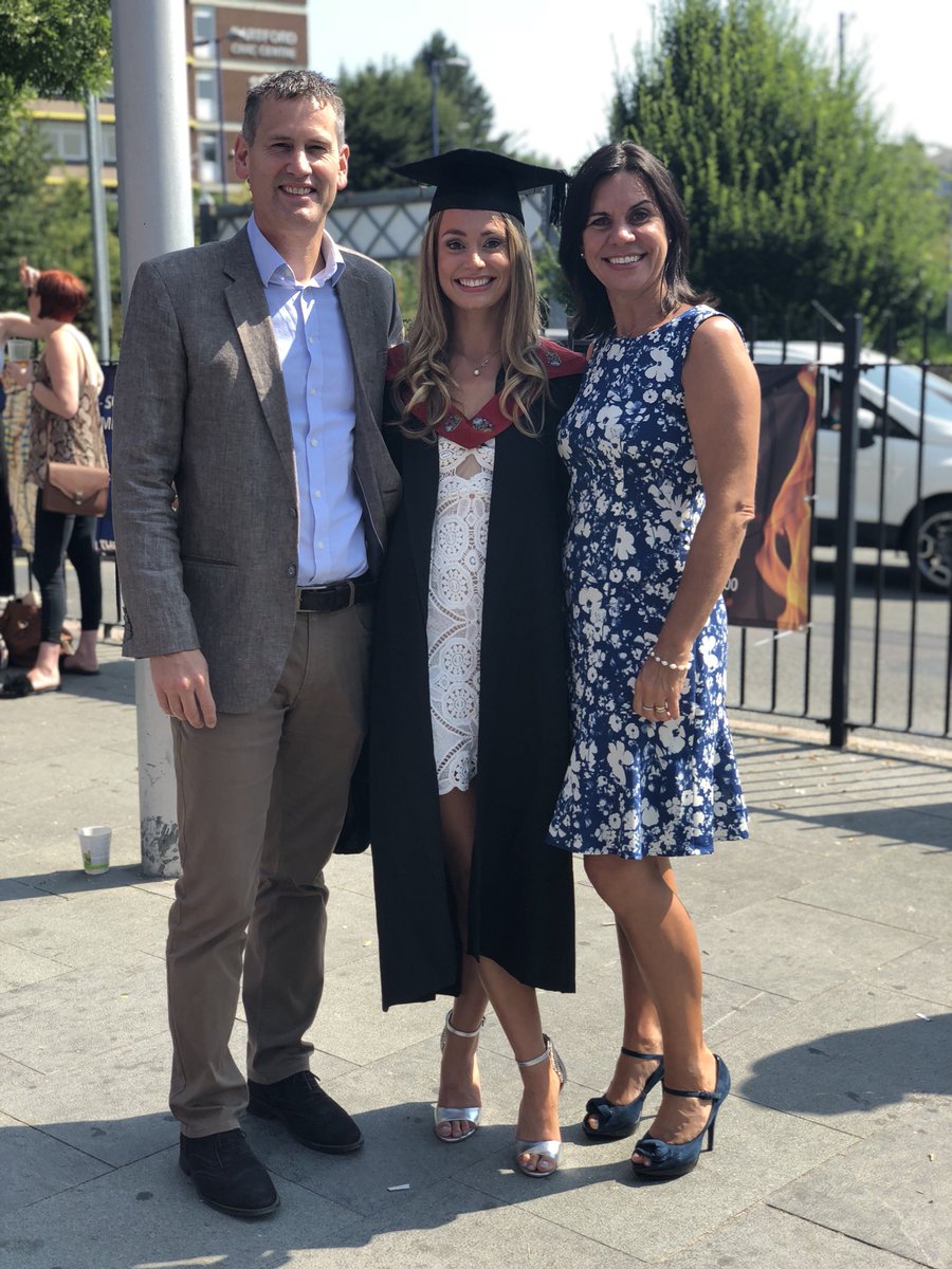 RhiBailey_'s tweet photo. Graduation with my beautiful birdies 🎓🥂 @BirdCollegeUK https://t.co/DCjWqy32OZ