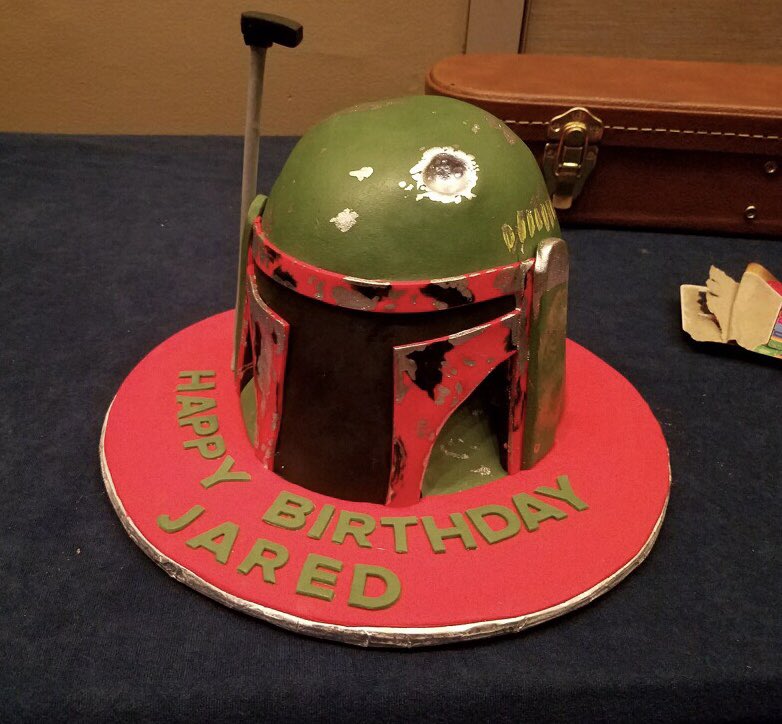 slammtam's tweet photo. Here’s a clean picture of @jarpad’s Boba Fett cake from #spnchi before the tragedy that befell it. My fave part is the dent caused by blaster fire. (Yes, I had to google the origins of the dent. I’m not a Boba Fett expert!) https://t.co/yRQi3hWAQw