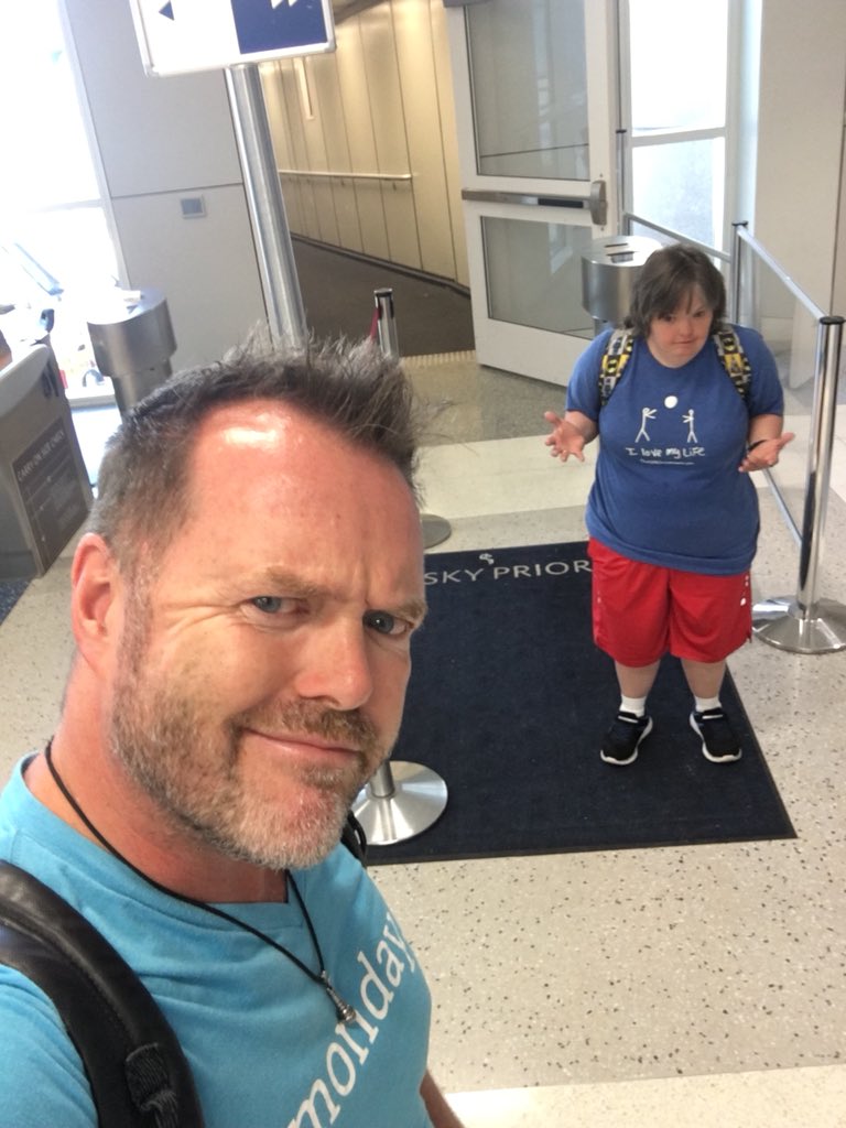 leftarmcomedy's tweet photo. Sometimes you can’t avoid getting caught snapping the @Delta #mefirstmefirstguy #selfie, and from the looks of this one, they don’t like it 🙂 #downsyndrome #ndsc2018 #14sleeves #delta https://t.co/Dw9O2ROdxu