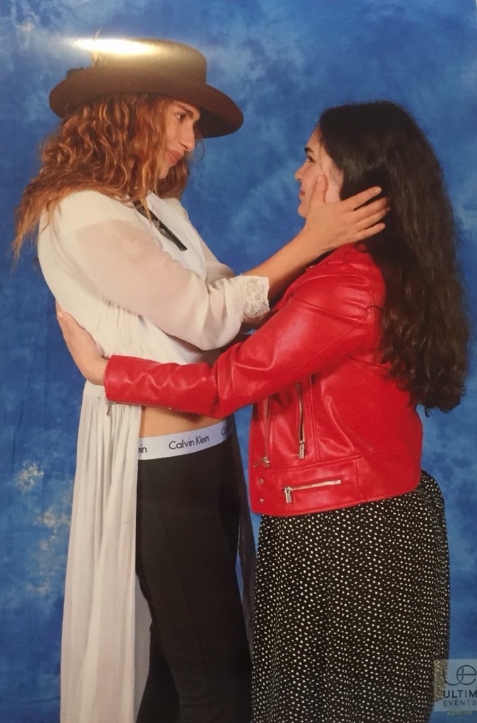 NadiaHilkerFR's tweet photo. #PHOTO Nadia et une fan (via @Alissa_gse ) #LFR2 https://t.co/LorOXkrSnd