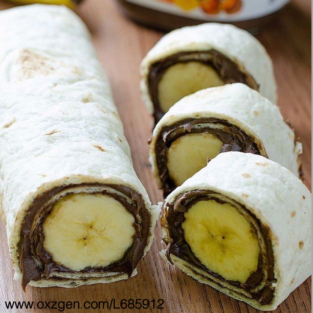 Shiiva_CBD's tweet photo. Ingredients 
2 bananas
2 flour tortillas
4 tbsp Nutella
2 droppers Full CBD Oil
Heat tortillas in microwave 10 seconds. Spread 2 tbsp of Nutella on each tortilla. Add a few drops of CBD Oil. Place peeled banana in middle and roll. Then cut into bite size. Enjoy #cbdtherapy https://t.co/4T1zw9jbXT