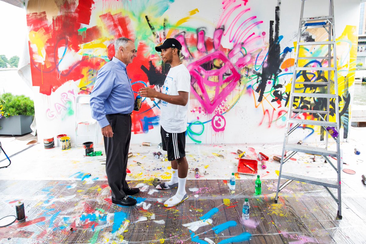 mlbassembly's tweet image. MLB Commissioner Rob Manfred with featured #MLBAssembly artist @SkylerGreyArt 💎 #ArtFashionMusicBaseballASSEMBLED #mlb #allstargame @mlb