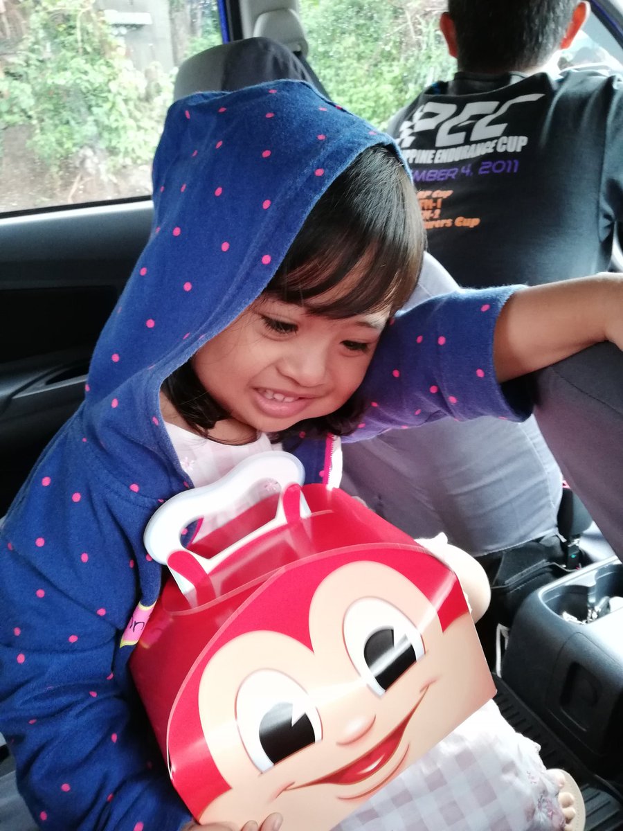 pharajane's tweet photo. batang jollibee 😍 https://t.co/uWQjWyq4sL