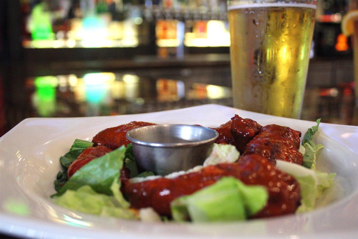 vybzsd's tweet photo. Don't be sad that it's only Monday - be glad that you've made it to #happyhour! With $5 bites and $4 draft beers, you know you're in for some #goodvibes at #vybzsd! https://t.co/kJKWzmk2vJ
