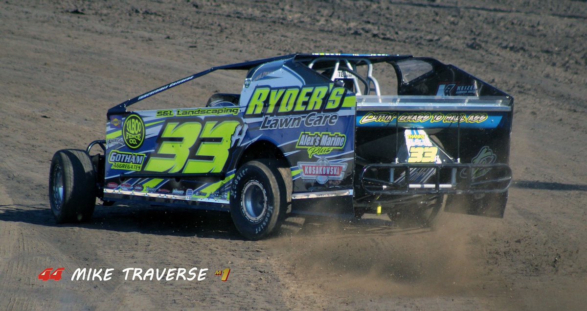OcfsRacing's tweet photo. Matt Hitchcock has plans on attending #BattleOfTheMidway @SuperDIRTcar #TeamOCFS #MikeTraversePhotos https://t.co/JsAe5apYqB