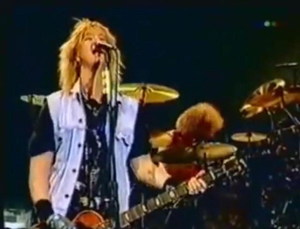 DuffMckaganArg's tweet photo. #onthisday #duffmckagan y #mattsorum durante You Could Be Mine en el último show del #skinnbones tour 17/07/1993 Estadio River Plate - Buenos Aires - Argentina https://t.co/gnimulUR7i