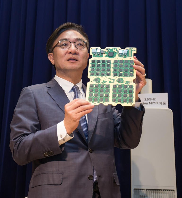 Concert_IoT's tweet photo. @Samsung has unveiled 3.5GHz and 28GHz spectrum 5G equipment and said it will secure 20 percent market share by 2020. Find out what Youngky Kim of Samsung Electronics has to add. https://t.co/PsCHH8vYrd @ZDNet @Huawei @TechRepublic @evankirstel  @MHiesboeck https://t.co/LztJwdM2Qo