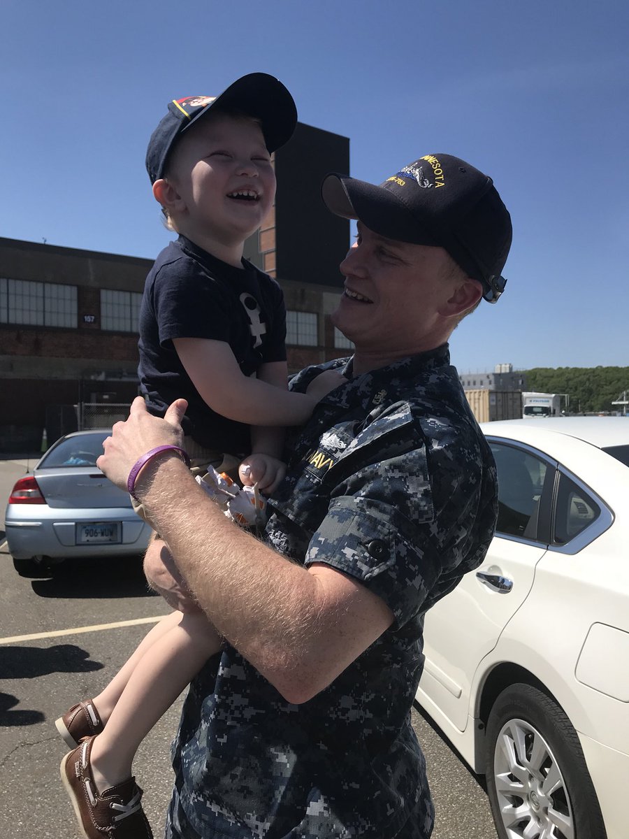 MissKerr's tweet photo. Welcoming Daddy home never gets old! #HatsOff4Heroes https://t.co/jgqkD8tjHZ