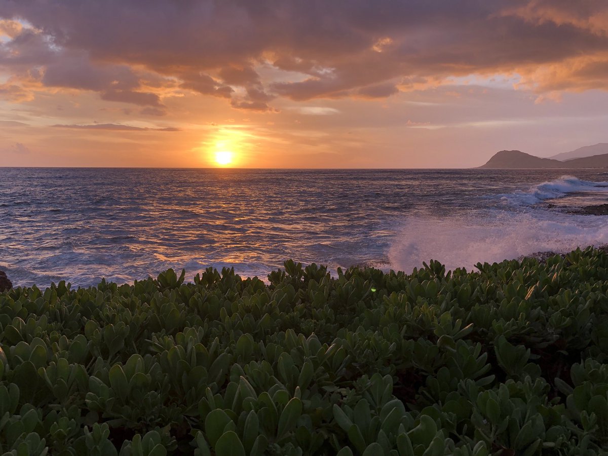 BaileyGentry7's tweet photo. these are sunrise/sunset pics i took while in hawaii - i can’t help but look at these and wonder how awesome Heaven is &amp; what it looks like if this is what we see from land. God is constantly leaving me in awe. https://t.co/MuFL923mNf