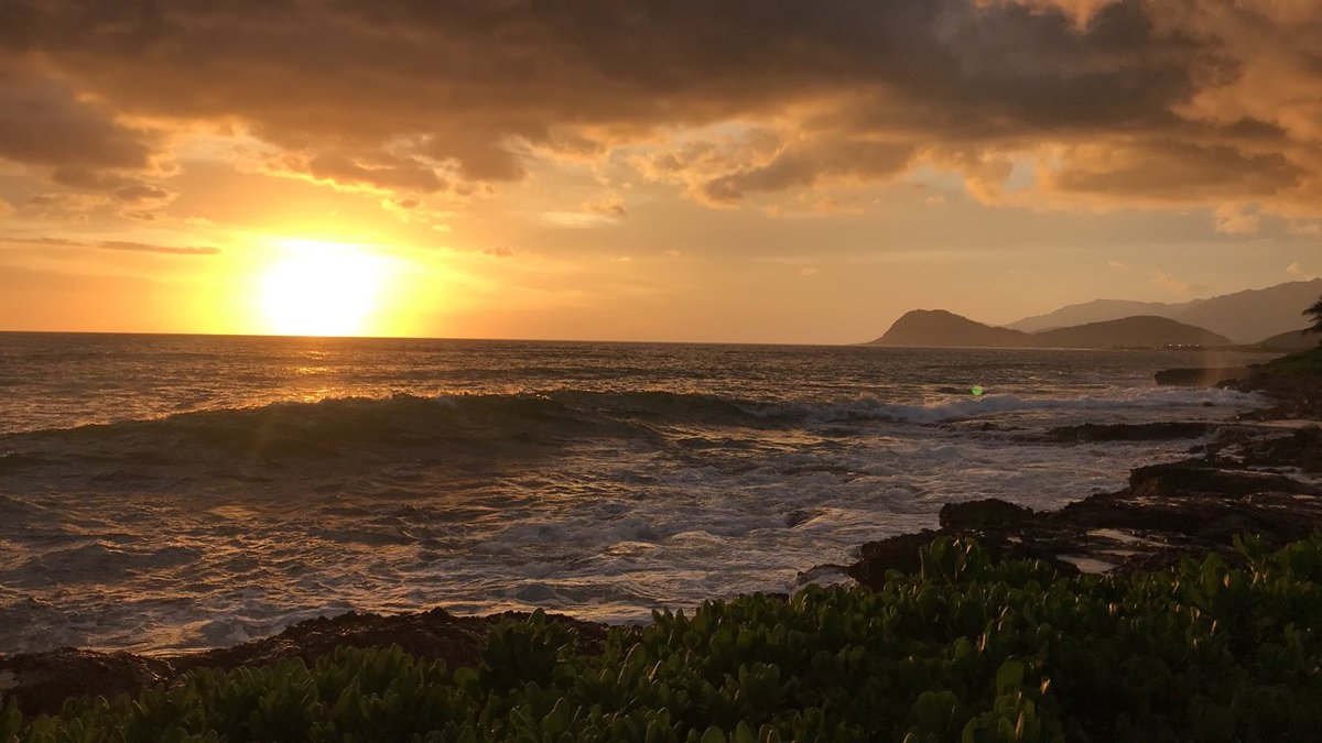 BaileyGentry7's tweet photo. these are sunrise/sunset pics i took while in hawaii - i can’t help but look at these and wonder how awesome Heaven is &amp; what it looks like if this is what we see from land. God is constantly leaving me in awe. https://t.co/MuFL923mNf
