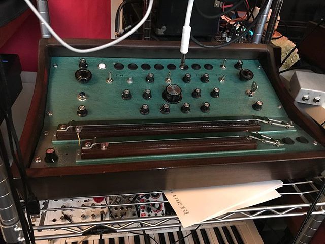erintonkon's tweet photo. I am so insanely excited about the new studio I’m moving into. There are more cool things than I’ve ever seen anywhere ever. I can’t wait to make so much music here.
Here’s a swarmatron. #swarmatron https://t.co/hd1IDnIP1G