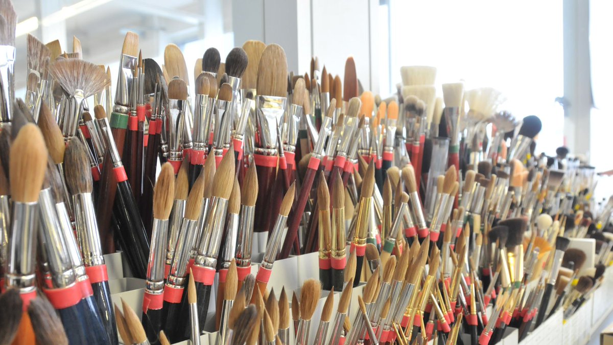 краски с кисточкой. кисточка художника. после работы с кистями. кисти и краски. после работы с кистями.