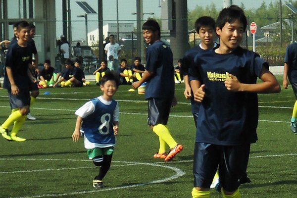 松阪工業高校 広報2 サッカー部 7月16日 松阪市サッカー協会主催の地域の少年達のサッカー レベル向上を目的とした 平成30年度第2回チビ連 が総合運動公園で行われました 松工サッカー部がサポート役になり 年長さんから小学2年生の皆さんと汗を流