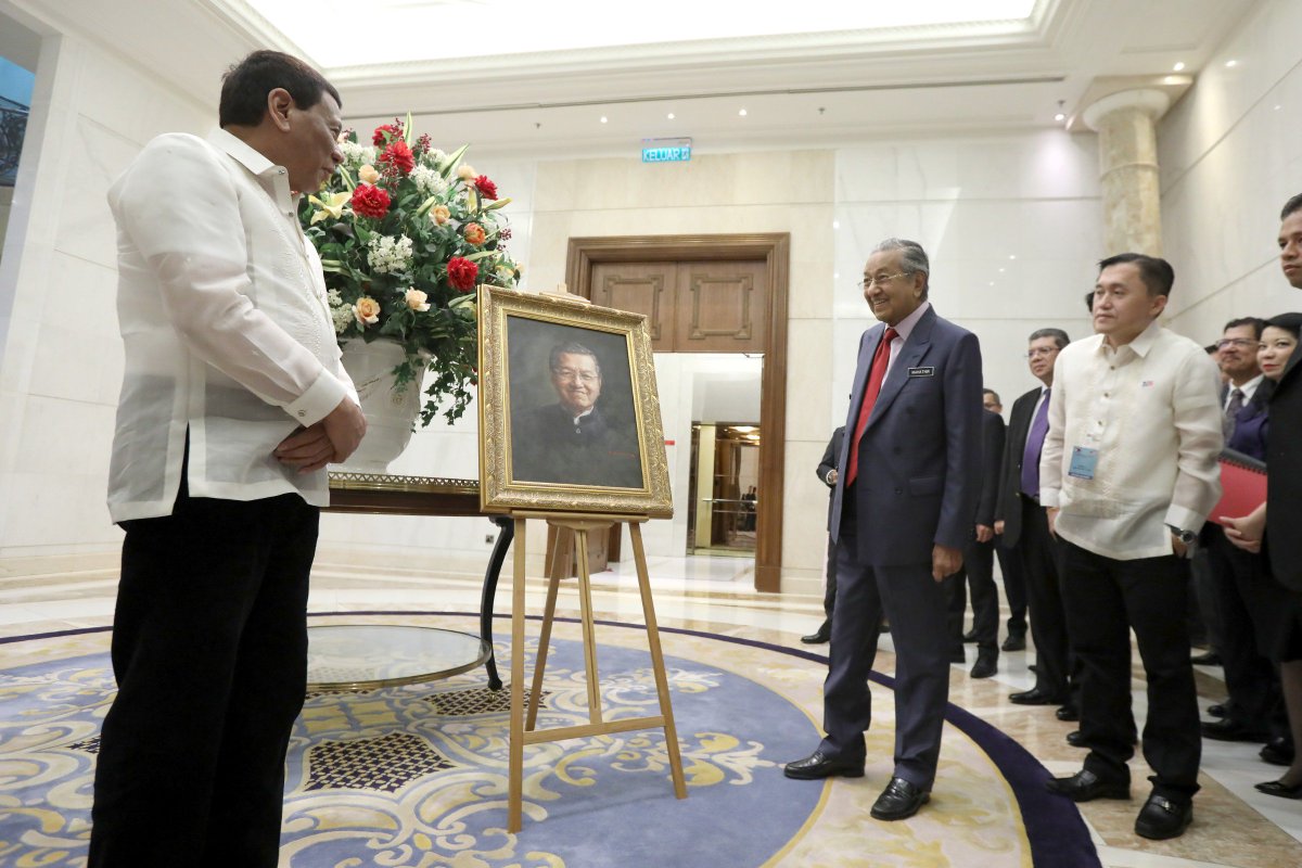pcogovph's tweet image. Pres. Duterte meets with Prime Minister of Malaysia Dr. Mahathir bin Mohamad during his working visit to Malaysia on July 16, 2018. #PartnerForChange