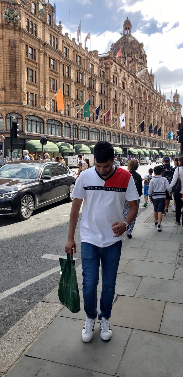 MhaShipon's tweet photo. Harrods , London https://t.co/2KebRVHlj9