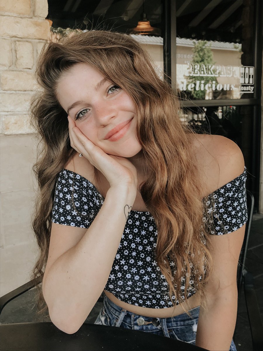 chloebergrenn's tweet photo. Just out here living my best life🌎 https://t.co/HnE6YReO8q