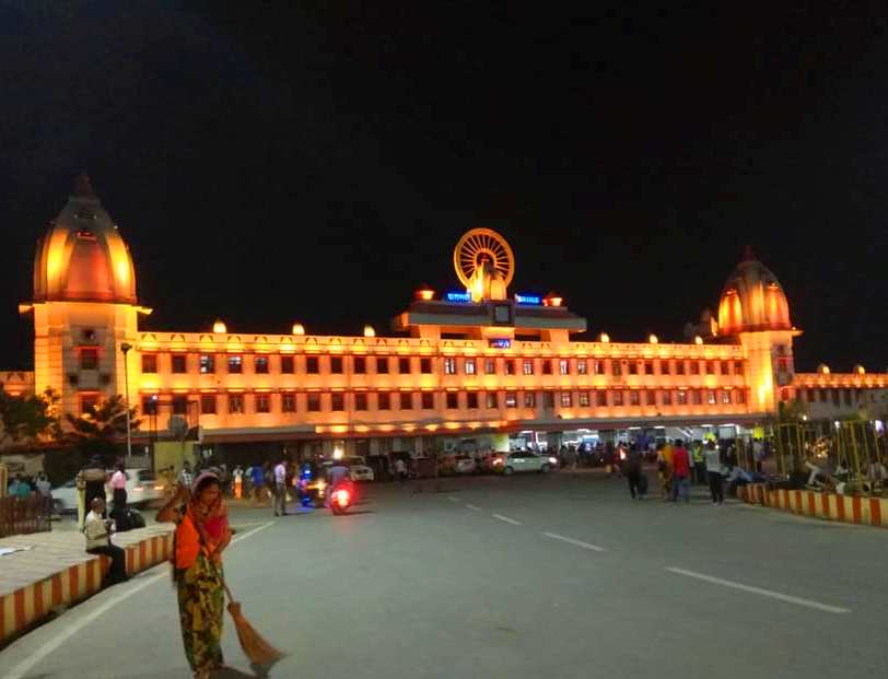 AakashGauttam's tweet photo. वाराणसी स्टेशन और राजघाट पुल की ये अति आकर्षक लाइटिंग इनकी सुंदरता को चार चांद लगा रही है। सभी काशीवासियों की तरफ से प्रधान सेवक  @narendramodi जी का कोटि-कोटि अभिनन्दन । इस विकास की अनुभूति उसी को होगी जिसने 2014 के पूर्व वाराणसी देखा होगा। #ProudBanarasi #PMTransformsKashi https://t.co/KZA41p0WDu