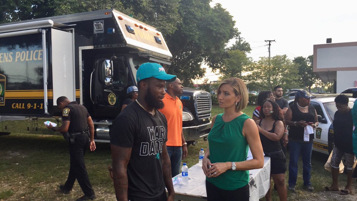 Miami Dolphins bring cheer and hot meals to victims of arson fire bit.ly/2LrLxcw https://t.co/7qI4fFvbCu