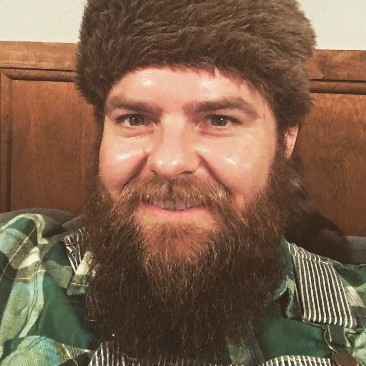 EdHeadington's tweet photo. Hard to tell where the beard ends & #coonskin cap begins for this #DavyCrockett of #SkinMounts 🎬🎥 #improv #actor #actors #actorslife #losangeles #hollywood #mydayinla #taxidermy #coonskincap #coonskinhat #beard #beards #bearded #beardedmen #beardo #overalls #onset #setlife https://t.co/i1rcEdClqj