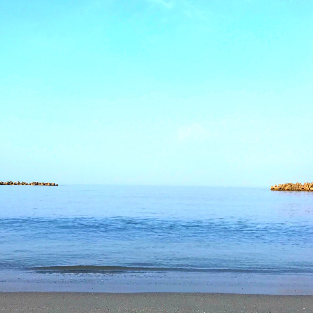 _4_Wi's tweet image. 朝から浜辺でゆっくりしてます🏖