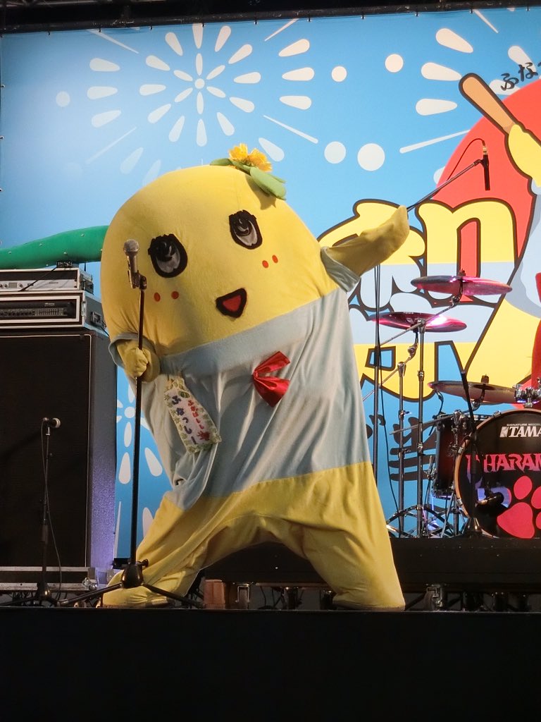 yucali_f's tweet photo. 参加予定だった広島県PRキャラ呉氏に心寄り添うふなっしー
「今回の祭りのグッズの版権料とふなっしーの出演料は全部呉市に寄付します」「みんなで仲間を助けるという表れなっしな」「ここにいるみんな仲間なっしーこれからも助けあっていくなっしよ」 
大好きありがとう♡涙

#ふなっしー梨祭り2018 https://t.co/iNrszVfByu