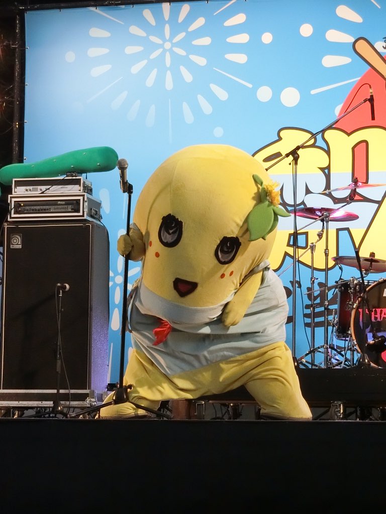 yucali_f's tweet photo. 参加予定だった広島県PRキャラ呉氏に心寄り添うふなっしー
「今回の祭りのグッズの版権料とふなっしーの出演料は全部呉市に寄付します」「みんなで仲間を助けるという表れなっしな」「ここにいるみんな仲間なっしーこれからも助けあっていくなっしよ」 
大好きありがとう♡涙

#ふなっしー梨祭り2018 https://t.co/iNrszVfByu