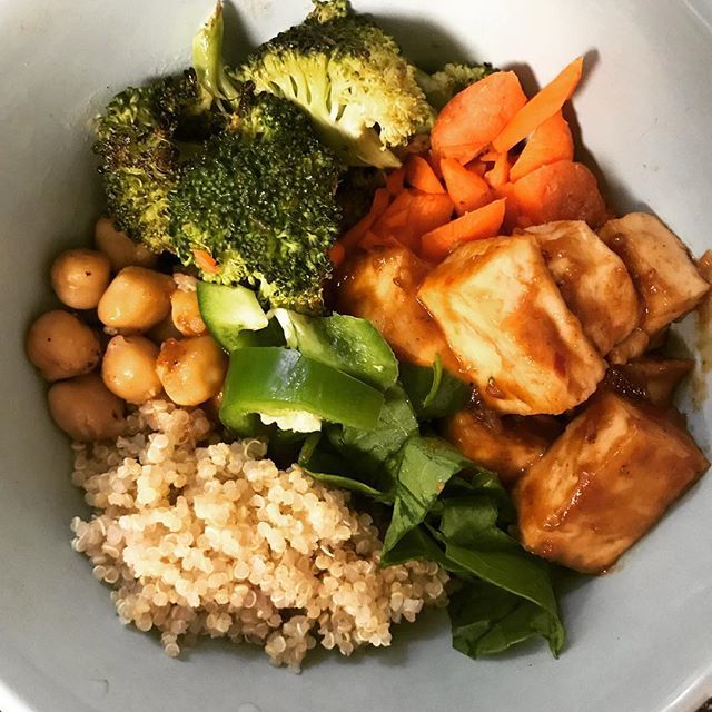 ylimed1's tweet photo. Peanut Buddha Bowl by #delishknowledge is Soo tasty! This recipe is on my regular rotation it's so good. (PS: it's a repost). On this go around, I used quinoa instead of brown rice, added jalapenos, & sauteed the chickpeas. #vegan #veganfoodshare #vegansofig #poweredbyplant… https://t.co/hPFD1qIBUK