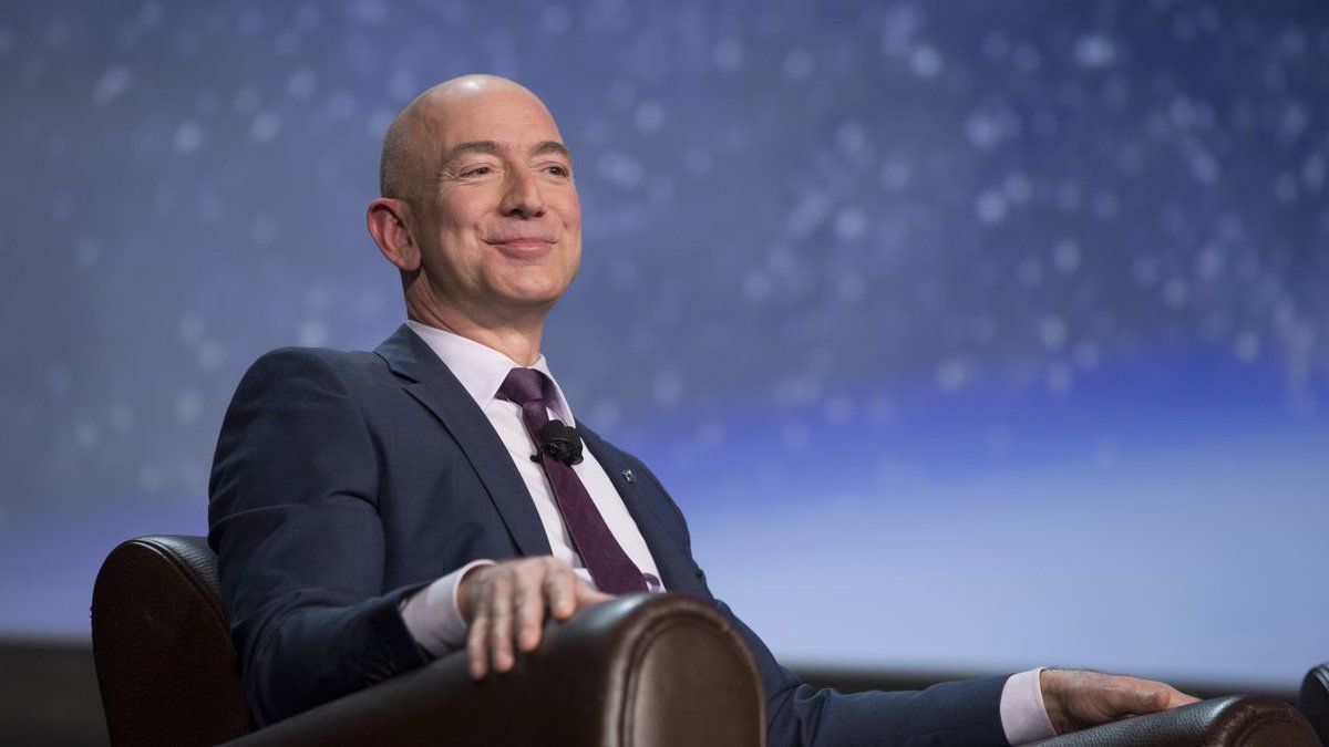 ¡Paren todo! Jeff Bezos (<a href="/JeffBezos/">Jeff Bezos</a>) es la persona más rica de la historia moderna. bit.ly/2uE8gLr