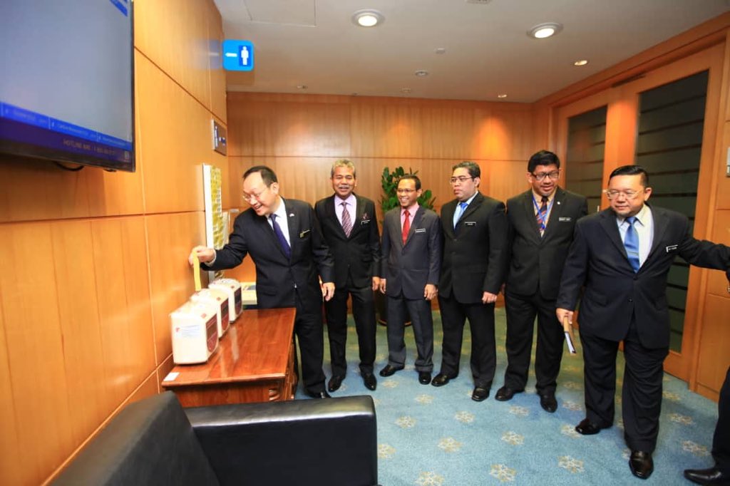 nresmalaysia's tweet photo. Sesi clock in YBhg. Dato’ Dr. Tan Yew Chong selaku Ketua Setiausaha Kementerian Air, Tanah dan Sumber Asli (KATS) di pejabatnya di Wisma Sumber Asli pagi tadi. 

Tahniah dan Selamat Bertugas diucapkan kepada YBhg. Dato’ KSU. 

#KATS https://t.co/e1BWCYtKJo