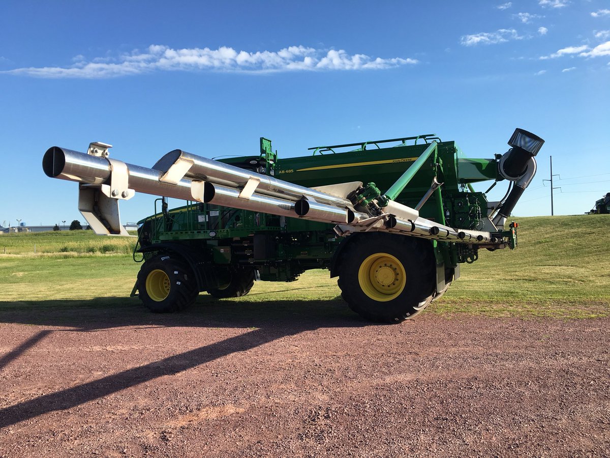 CandBJanssen's tweet photo. Here are a couple more shots of the railing system on top of the bins and with the booms unfolded
@JohnDeere @deerequipment #Apply18 https://t.co/ShANfYI4bJ