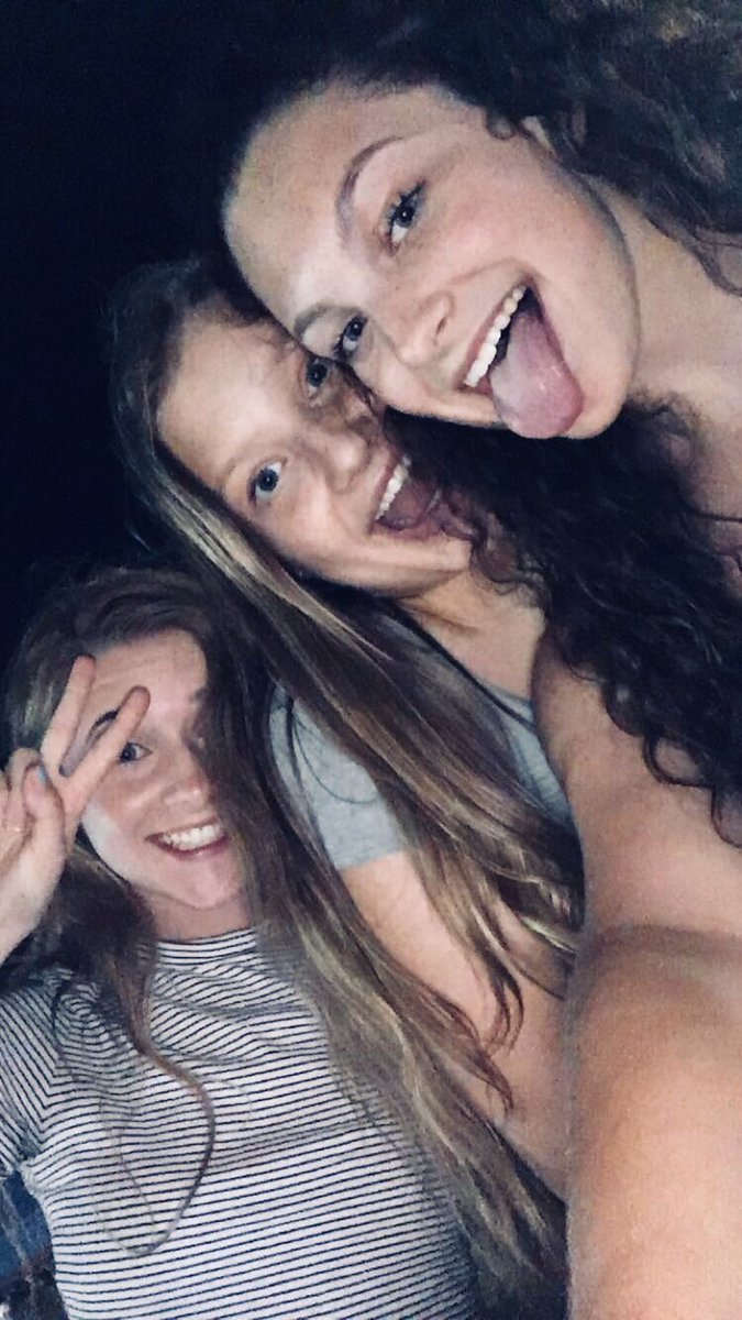 ProstHanna's tweet photo. happy bday juj!!! love ya sista thx for coming to see me everyday🤣💛💛💛 #useamirror @julia_najda https://t.co/B1ll0MQhWe